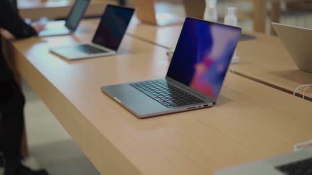 12 maart 2022 Berlijn, Duitsland. Apple Store op Kurfuerstendamm. Kopers kijken naar nieuwe gadgets en producten van het bedrijf op de vitrine — Stockvideo