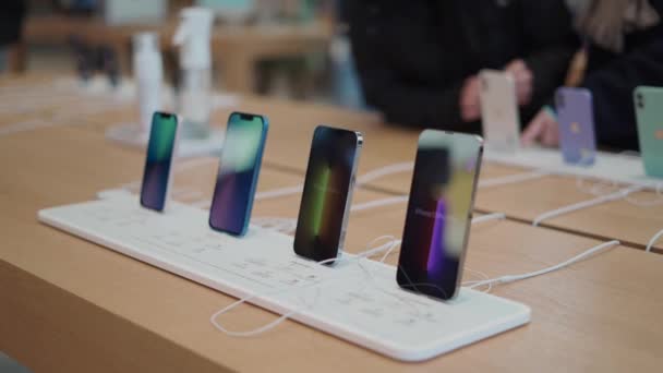 12. března 2022 Berlín, Německo. Apple Store na Kurfuerstendamm. Kupující sledovat nové přístroje a produkty společnosti na vitríně — Stock video