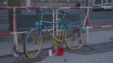 Berlin, Almanya. Rus bayrağı Berlin 'deki Rus elçiliğinin üzerinde dalgalanır.. 