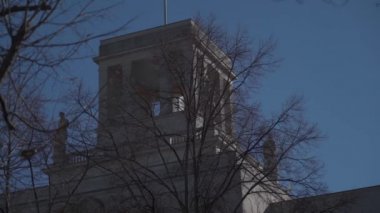 Berlin, Almanya. Rusya Federasyonu 'nun Berlin Büyükelçiliği ve savaş sırasında Rusya ve Ukrayna bayrağı..