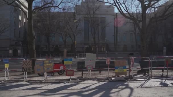 March 13, 2022 Berlin, Germany. Embassy of the Russian Federation in Berlin and the flag of Russia and Ukraine during the war. — Wideo stockowe