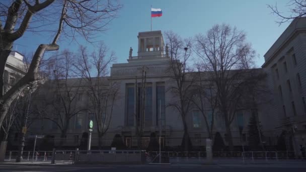 Berlín, Alemania. Bandera rusa ondea sobre la embajada rusa en Berlín en la calle Unter Den Linden. — Vídeos de Stock
