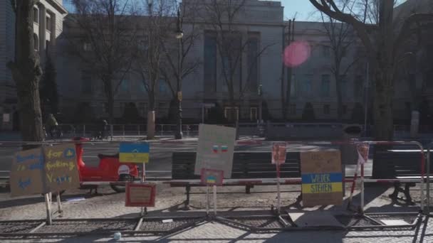 Берлин, Германия. Российский флаг развевается над российским посольством в Берлине на улице Унтер ден Линден. — стоковое видео