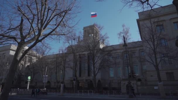 13 maart 2022 Berlijn, Duitsland. Ambassade van de Russische Federatie in Berlijn en de vlag van Rusland en Oekraïne tijdens de oorlog. — Stockvideo