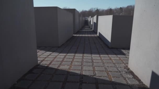 Berlijn. Herdenkingsmonument ter herdenking van de slachtoffers van de Holocaust. Concrete grijze blokken op het plein ter nagedachtenis aan de slachtoffers van het naziregime — Stockvideo