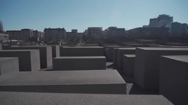 Til Berlin. Tyskland. Holocaust-monument, et minnesmerke over de myrdede jødene i Europa. Holocaust-minnesmerke – stockvideo