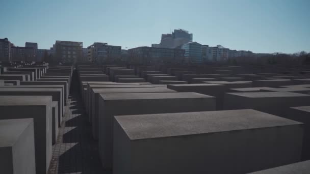 Berlín. Conmemoración conmemorativa en memoria de las víctimas del Holocausto. Bloques grises de hormigón en la plaza en memoria de las víctimas del régimen nazi — Vídeo de stock