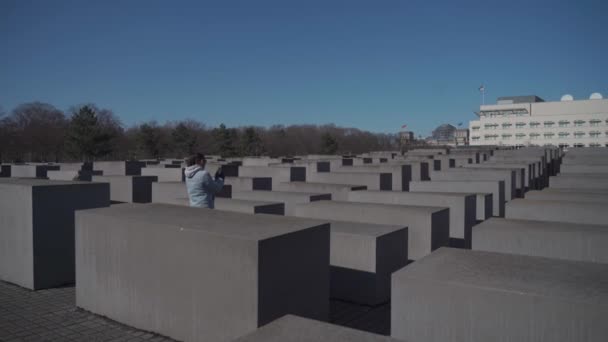 10 mars 2022. Berlin. Tyskland. Förintelsemonumentet, minnesmärke över Europas mördade judar. Minnesmärke över förintelsen — Stockvideo