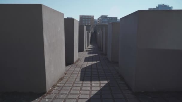 Berlin. Tyskland. Förintelsemonumentet, minnesmärke över Europas mördade judar. Minnesmärke över förintelsen — Stockvideo