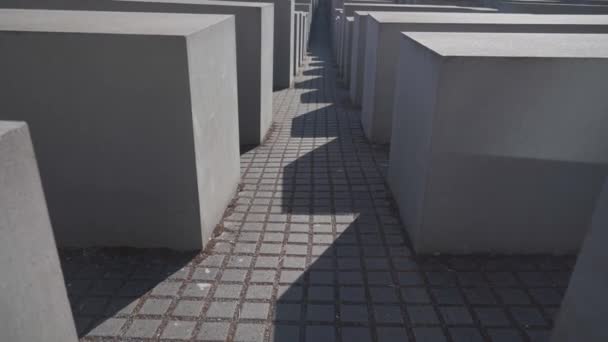 Berlin. Deutschland. Denkmal für die ermordeten Juden Europas oder Holocaust. Holocaust-Denkmal für die jüdischen Opfer — Stockvideo