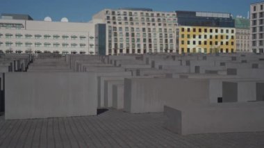 Berlin. Almanya. Soykırımın kurbanlarını anmak için bir anıt. Meydandaki beton gri bloklar Nazi rejiminin kurbanlarının anısına.
