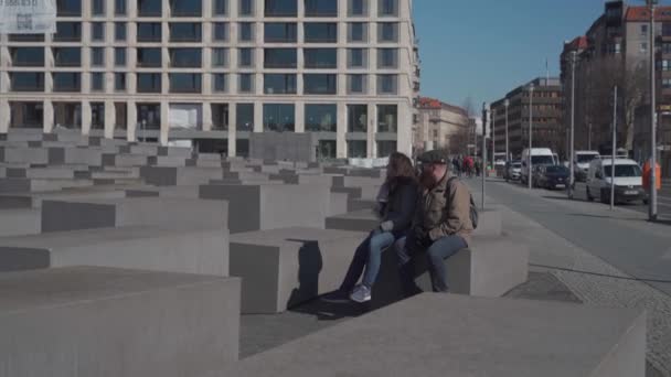 Le 10 mars 2022. Berlin. Mémorial commémoratif commémorant les victimes de l'Holocauste. Blocs de béton gris sur la place en mémoire des victimes du régime nazi — Video