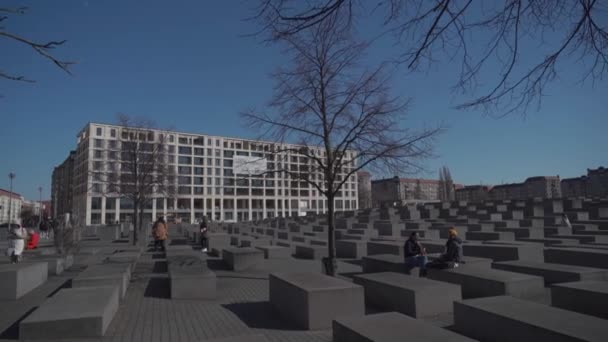 10 maart 2022. Berlijn. Duitsland. Holocaust monument, Memorial voor de vermoorde Joden van Europa. Gedenkteken voor de Holocaust — Stockvideo