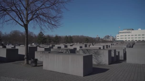 Berlin. Tyskland. Förintelsemonumentet, minnesmärke över Europas mördade judar. Minnesmärke över förintelsen — Stockvideo