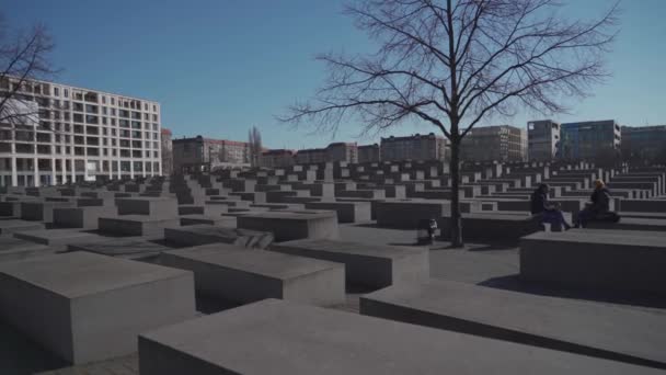 10 maart 2022. Berlijn. Duitsland. Gedenkteken voor de vermoorde Joden van Europa of Holocaust. Holocaust Herdenking van de Joodse slachtoffers — Stockvideo