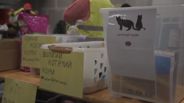March 15, 2022 Berlin, Germany. Main Station. Berlin volunteers help refugees from Ukraine and their animals. — Video