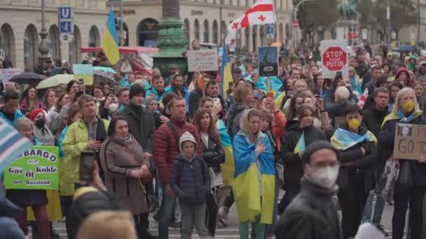 30 de abril de 2022. Alemanha, Munique. Manifestação de ucranianos contra a guerra da Rússia na Ucrânia em Odeonsplatz. manifestantes contra a invasão da Rússia na Ucrânia — Vídeo de Stock