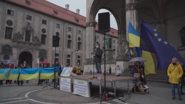 2022 년 4 월 30 일. 독일, 뮌헨. 우크라이나 내전에 대한 우크라이나 시민의 시위 Odeonsplatz 에서. 루 크닌으로 의 러시아 침공에 반대하는 시위대 — 비디오
