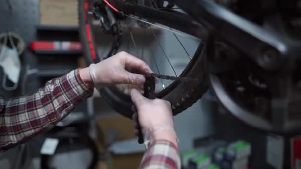 Ręce Męskiego Mechanika Rowerowego Odzieży Roboczej Otwierają Zamek Łańcucha Rowerowego — Wideo stockowe