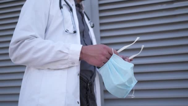 Pandemiczny Koronawirus Covid Poważny Młody Kaukaski Lekarz Zakłada Maskę Przed — Wideo stockowe