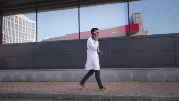 Portret Zmęczonego Lekarza Dzwoniącego Rano Przed Szpitalem Covid Pandemia Koronawirusa — Wideo stockowe