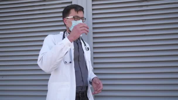 医生在医院附近的街上加班后摘下他的面具和眼镜 眼睛感到疼痛 身体疲劳 情绪疲惫和医疗保健工作的挑战 — 图库视频影像