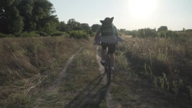 Macera sporu. Dağ bisikletçisi doğa yolunda gidiyor. Bisikletçi tek pistte dışarı çıkıyor. Erkek sporcu dağ bisikletçisi kır yolunda. Sağlıklı bir yaşam tarzı. Kırsal yolda bisikletle seyahat et..