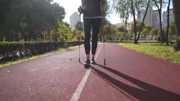 Nordic Walking Aktiv Senior Kvinna Tränar Den Röda Banan Parken — Stockvideo