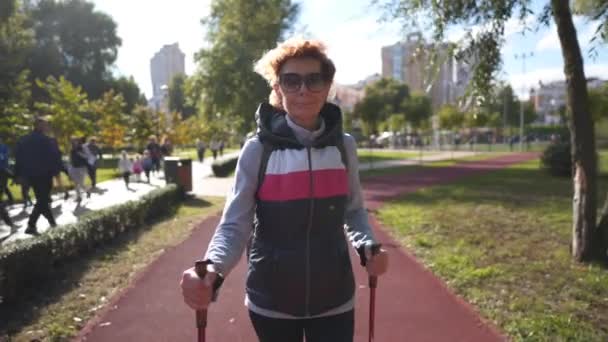 Βόρεια Περπάτημα Ενεργό Ηλικιωμένη Γυναίκα Εργάζονται Για Την Κόκκινη Πίστα — Αρχείο Βίντεο