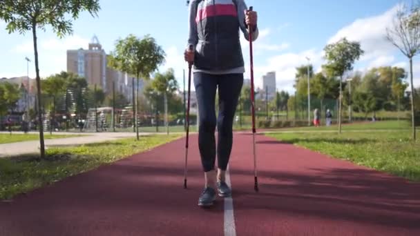 Anciana Mujer Caucásica Camina Pista Atletismo Cubierta Goma Roja Parque — Vídeos de Stock