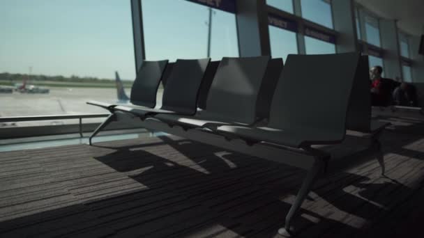 Άδειες Θέσεις Στο Αεροδρόμιο Σειρές Καθισμάτων Στο Σαλόνι Του Αεροδρομίου — Αρχείο Βίντεο