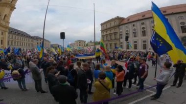 14 Mayıs Münih, Almanya. Odeonsplatz 'da Ukraynalıların protestosu. Rusya 'nın Ukrayna' ya işgaline karşı göstericiler. Münih halkı Ukrayna 'da savaşa karşı gösteri yaptı. Ukrayna 'da savaşa karşı yürüyüş 