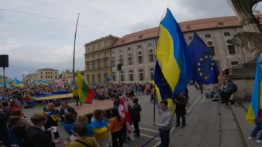 14 Mayıs Münih, Almanya. Odeonsplatz 'da Ukraynalıların protestosu. Ukrayna 'daki savaşa ve Almanya' daki Münih 'teki Odeonsplatz' daki Rusya 'ya karşı. Rusya 'nın Ukrayna' yı işgal etmesi sonrasında Münih 'te savaş karşıtı protesto