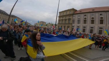 14 Mayıs Münih, Almanya. Odeonsplatz 'da Ukraynalıların protestosu. Ukrayna 'daki savaşa ve Almanya' daki Münih 'teki Odeonsplatz' daki Rusya 'ya karşı. Rusya 'nın Ukrayna' yı işgal etmesi sonrasında Münih 'te savaş karşıtı protesto