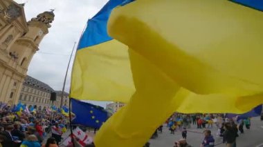 14 Mayıs Münih, Almanya. Odeonsplatz 'da Ukraynalıların protestosu. Ukrayna 'daki savaşa ve Almanya' daki Münih 'teki Odeonsplatz' daki Rusya 'ya karşı. Rusya 'nın Ukrayna' yı işgal etmesi sonrasında Münih 'te savaş karşıtı protesto