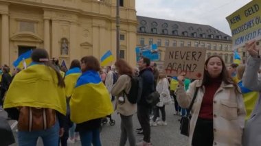 14 Mayıs Münih, Almanya. Odeonsplatz 'da Ukraynalıların protestosu. Ukrayna ve Rusya 'da Odeonsplatz' daki Alman şehri Münih 'te savaşa karşı yürüyüş. Ukrayna bayraklarıyla barış gösterisinde protestocular 