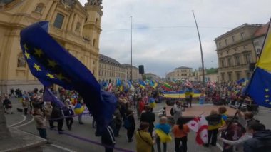 14 Mayıs Münih, Almanya. Odeonsplatz 'da Ukraynalıların protestosu. Ukrayna ve Rusya 'da Odeonsplatz' daki Alman şehri Münih 'te savaşa karşı yürüyüş. Ukrayna bayraklarıyla barış gösterisinde protestocular 