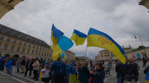 Maj München Tyskland Protest Ukrainare Odeonsplatz Demonstratörer Mot Invasion Ryssland — Stockvideo