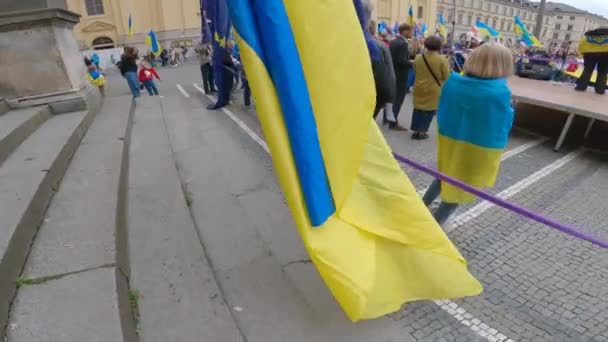 5月14日德国慕尼黑 乌克兰人在Odeonsplatz抗议 在德国慕尼黑的奥德罗斯广场举行了反对乌克兰和俄罗斯战争的会议 俄罗斯入侵乌克兰后慕尼黑的反战抗议 — 图库视频影像
