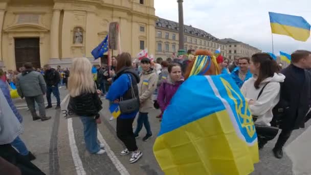 Мая Мюнхен Германия Протест Украинцев Одеонсплац Митинг Против Войны Украине — стоковое видео