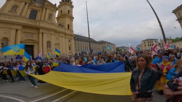 Мая Мюнхен Германия Протест Украинцев Одеонсплац Митинг Против Войны Украине — стоковое видео