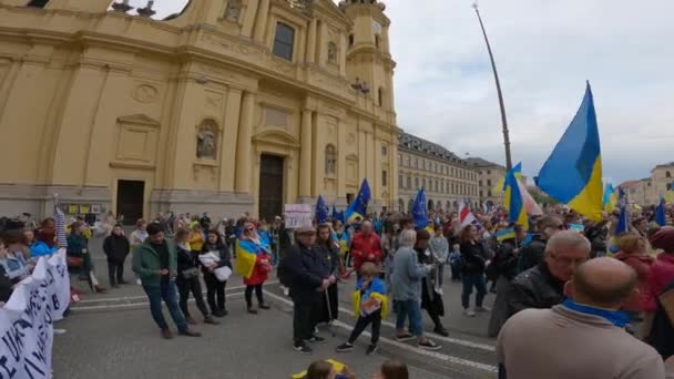 5月14日德国慕尼黑 乌克兰人在Odeonsplatz抗议 反对俄罗斯入侵乌克兰的示威者 慕尼黑居民举行了反对乌克兰战争的示威 联合起来反对乌克兰的战争 — 图库视频影像