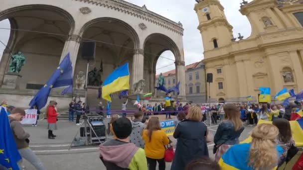 Maja Monachium Niemcy Protest Ukraińców Odeonsplatz Demonstranci Przeciwko Inwazji Rosji — Wideo stockowe