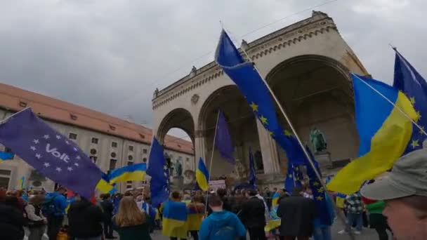 Května Mnichov Německo Protest Ukrajinců Odeonsplatz Setkání Proti Válce Ukrajině — Stock video