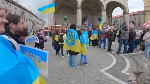 Maio Munique Alemanha Protesto Dos Ucranianos Odeonsplatz Manifestantes Contra Invasão — Vídeo de Stock