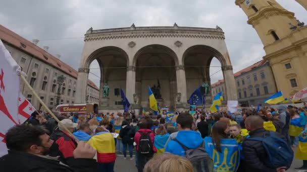 5月14日 ドイツ ミュンヘン オデオンスプラッツでのウクライナ人の抗議 オデオンスプラッツのミュンヘンでウクライナとロシアのドイツでの戦争に対する会議 ロシアがウクライナに侵攻した後 ミュンヘンでの抗戦争抗議 — ストック動画