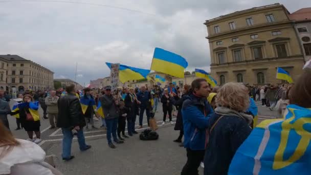 Maj München Tyskland Protest Ukrainare Odeonsplatz Demonstratörer Mot Invasion Ryssland — Stockvideo