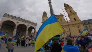 14 Mayıs Münih, Almanya. Odeonsplatz 'da Ukraynalıların protestosu. Ukrayna 'daki savaşa ve Almanya' daki Münih 'teki Odeonsplatz' daki Rusya 'ya karşı. Rusya 'nın Ukrayna' yı işgal etmesi sonrasında Münih 'te savaş karşıtı protesto