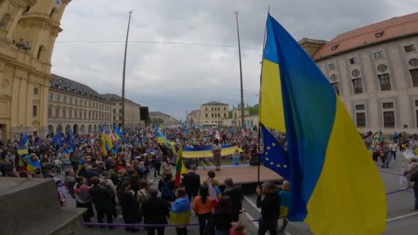 5月14日德国慕尼黑 乌克兰人在Odeonsplatz抗议 在德国城市慕尼黑的奥德奥恩斯普拉斯举行了反对乌克兰和俄罗斯战争的联盟 持乌克兰国旗的和平示威示威者 — 图库视频影像