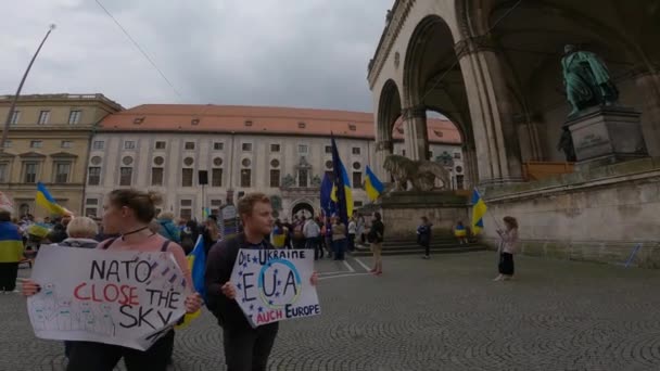 5月14日德国慕尼黑 乌克兰人在Odeonsplatz抗议 反对俄罗斯入侵乌克兰的示威者 慕尼黑居民举行了反对乌克兰战争的示威 联合起来反对乌克兰的战争 — 图库视频影像